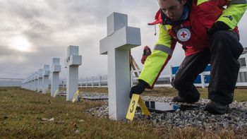 exhumaron los cuerpos de 21 soldados sepultados en malvinas exhumaron los cuerpos de 21 soldados sepultados en malvinas