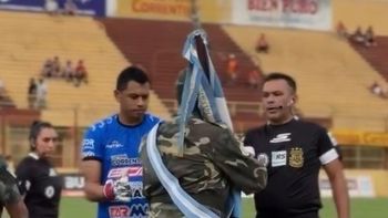 polemica en corrientes: excombatiente de malvinas cruzo a un arbitro en pleno homenaje polemica en corrientes: excombatiente de malvinas cruzo a un arbitro en pleno homenaje