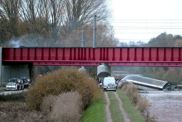 Descarriló un tren experimental en Francia: hay cinco muertos