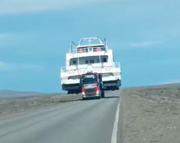 Santa Cruz: un barco en el medio de la Ruta 40 sorprendió a todos y se hizo viral