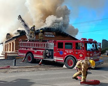 El fuego consumió rápidamente gran parte de la estructura de madera del emblemático hotel a orillas del lago Nahuel Huapi (Bariloche)