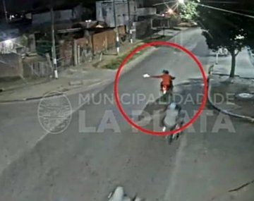 Estremecedor video: un grupo de motoqueros baleó a un joven en La Plata