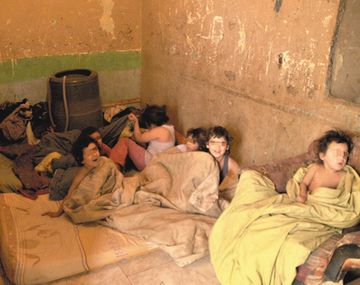 Encuentran chicos hacinados en un local abandonado