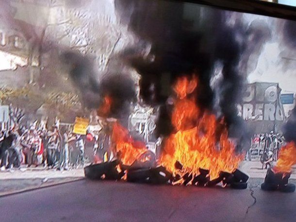 Piqueteros incendian neumáticos e intentan subir al puente Pueyrredón 