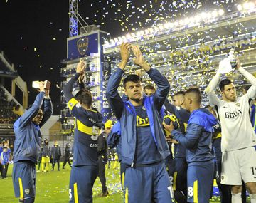 Los jugadores saludan a su público antes del encuentro ante Villarreal