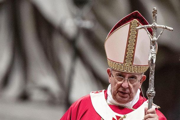 Pese a una leve indisposición, el Papa dio misa