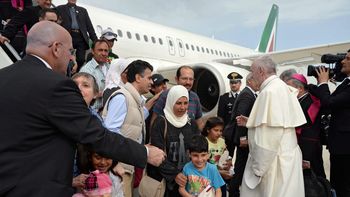 francisco regreso a roma con doce inmigrantes sirios francisco regreso a roma con doce inmigrantes sirios