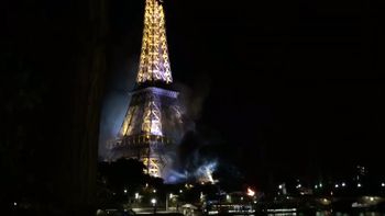 incendio frente a la torre de eiffel tras el supuesto atentado en niza incendio frente a la torre de eiffel tras el supuesto atentado en niza