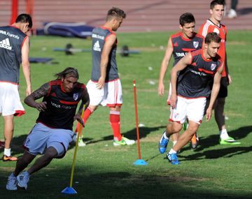 Ramón Díaz y un equipo repleto de pibes para visitar al líder