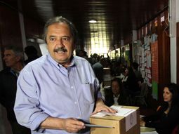 ricardo alfonsin fue el primer candidato en ir a votar ricardo alfonsin fue el primer candidato en ir a votar