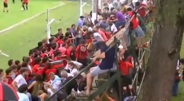 Una tribuna se derrumbó en pleno partido de fútbol