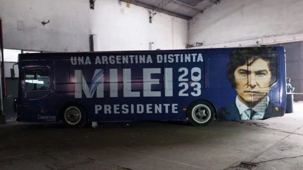 Javier Milei presentó su colectivo de campaña