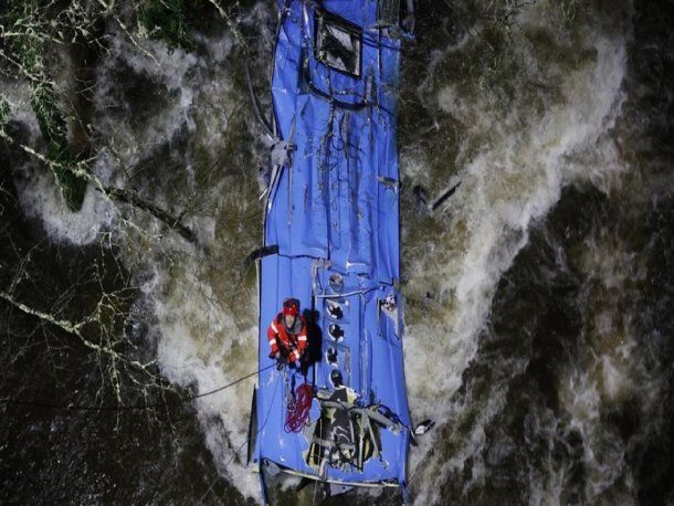 Tragedia en España: siete muertos y dos heridos por la caída de un micro a un río