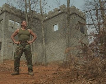Una familia construye un castillo para sobrevivir al fin del mundo