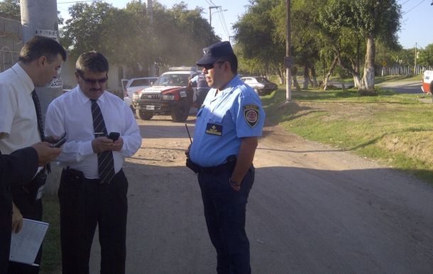 Rompieron el vidrio del patrullero y escaparon esposados entre sí