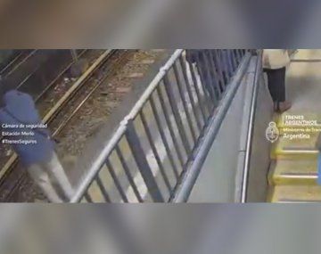 VIDEO: Un hombre cayó accidentalmente a las vías del tren Sarmiento