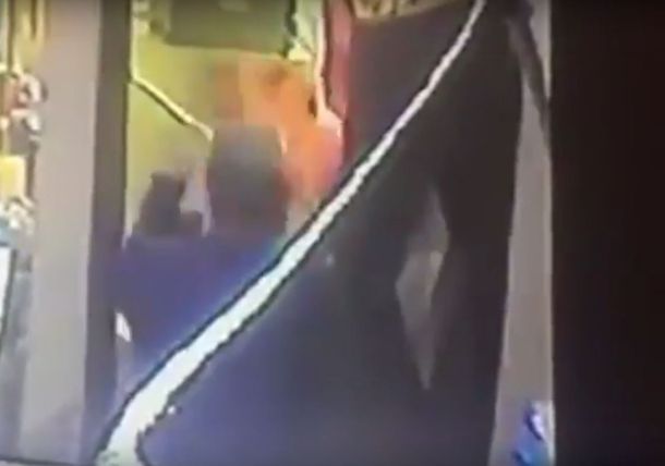 Un chef le tiró condimento picante en los ojos a un cliente que criticó su comida