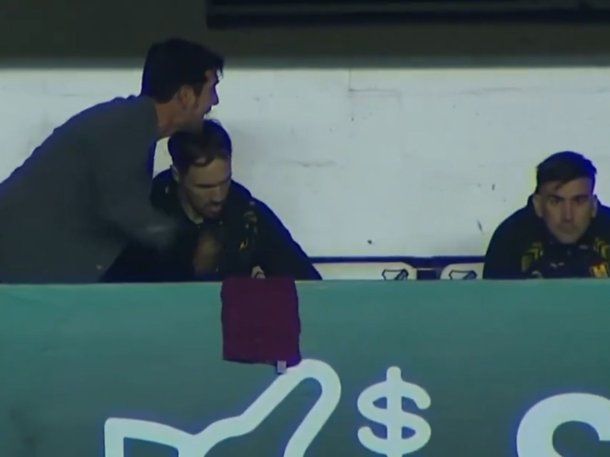 La furia del Tano Gracián tras la expulsión de Rivero en Deportivo Madryn: ¡Lo hablamos antes!
