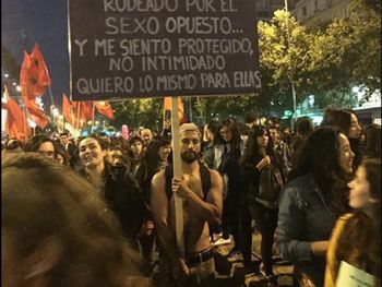 Un hombre sorprendió a todos en la marcha Ni una menos en Chile