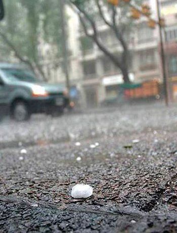Alerta por lluvias fuertes y granizo en dos provincias: qué precauciones tomar