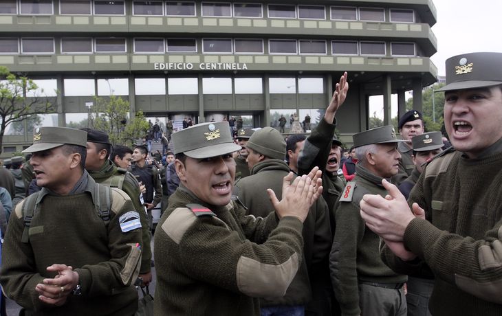 El Gobierno oficializó la suba salarial para los militares