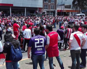 Se abrieron las puertas del Monumental y miles de hinchas de River ya viven la Superfinal con Boca