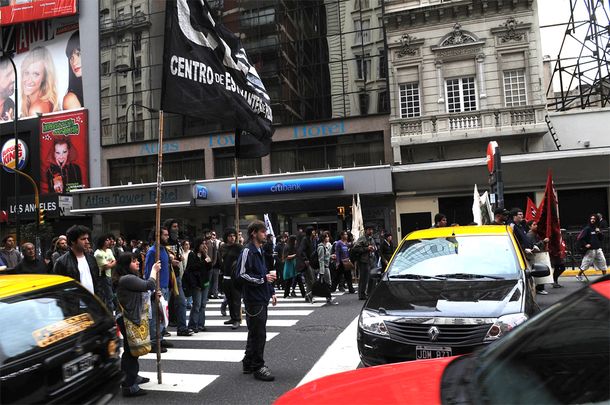 Empleados de Kraft hacen un piquete en  Corrientes y Callao