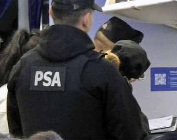 Escándalo en el aire: detienen en Rosario a una pareja por hacer el amor en un avión durante el vuelo