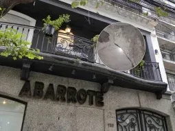 Rosario: fue a un bar y le cayó una baldosa en la cabeza