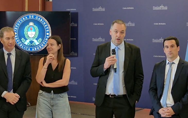 Manuel Adorni reconoce que se necesitan dos, tres o cuatro trabajos para tener un sueldo para vivir