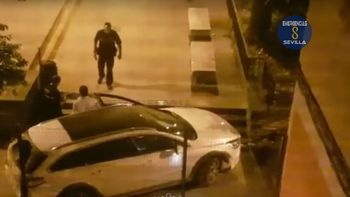 Tenía cuatro veces la tasa de alcohol permitido, chocó y se subió a una escalera de la ciudad Tenía cuatro veces la tasa de alcohol permitido, chocó y se subió a una escalera de la ciudad