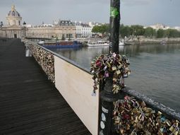 demasiado amor: el pont des arts cedio por el peso de los candados de los enamorados demasiado amor: el pont des arts cedio por el peso de los candados de los enamorados