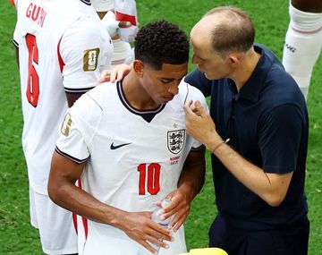 Bellingham preocupa a Inglaterra por un dolor en su hombro antes de enfrentar a Argentina