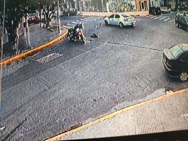 Detuvieron al conductor que se fugó tras chocar y herir gravemente a un motociclista en Pompeya