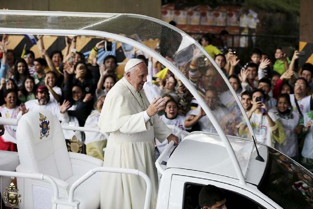 El Papa saludó a presas en Asunción durante recorrido en papamóvil