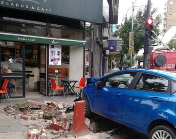 Un cantero evitó que un auto se estrelle en un bar