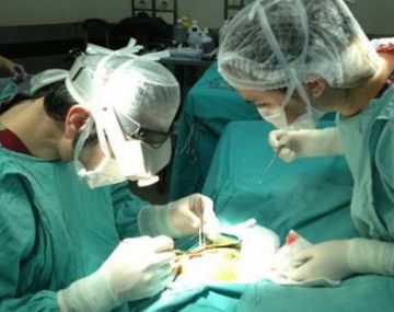 Insólito: operan a una joven y le extraen más de 12 mil dólares del estómago
