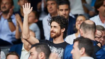 video: pablo aimar fue a ver al valencia y fue ovacionado por todo el estadio video: pablo aimar fue a ver al valencia y fue ovacionado por todo el estadio