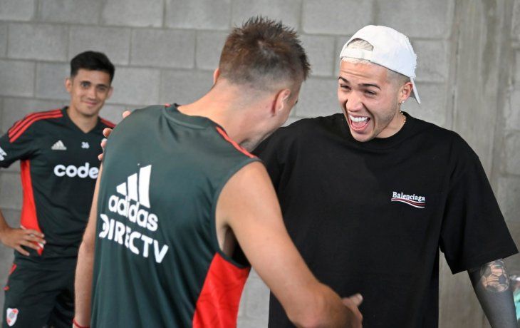 Enzo Fernández visitó el River Camp y se reencontró con sus ex compañeros