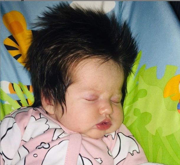 Asombroso: bebé nace con mucho más pelo que lo normal