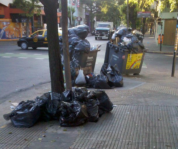 Quieren multar a quienes tiren basura en las calles de la Ciudad
