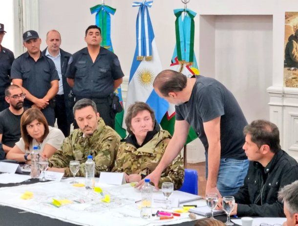 Temporal en Bahía Blanca: el presidente Javier Milei visitó la ciudad junto a la ministra de Seguridad, Patricia Bullrich, y el ministro de Defensa, Luis Petri