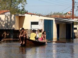 fuertes inundaciones dejan mas de 65 mil evacuados en asuncion fuertes inundaciones dejan mas de 65 mil evacuados en asuncion