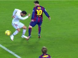 ante el atletico madrid, messi cometio el primer penal de su carrera ante el atletico madrid, messi cometio el primer penal de su carrera