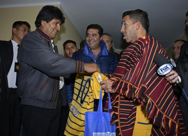 El regalo que le hizo Evo Morales a Carlos Tevez tras el partido en La Paz