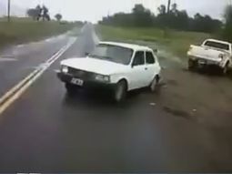 Un pequeño auto sacó del barro a una camioneta