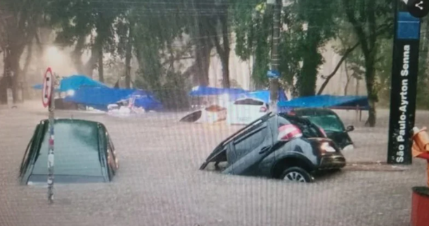 La mala elección de las vacaciones en Brasil: por las lluvias, cae techo de shopping y se inunda hasta el subte