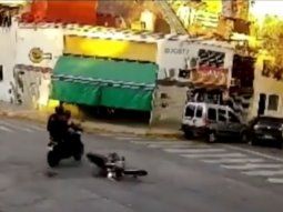 video: escapaban de la policia a toda velocidad y atropellaron a dos motociclistas video: escapaban de la policia a toda velocidad y atropellaron a dos motociclistas