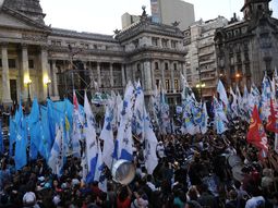 multitudinario festejo en el congreso por la ley de medios multitudinario festejo en el congreso por la ley de medios