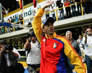 Capriles coronó su campaña con un partido de básquet